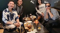 Nah, kalau yang satu ini adalah momen kuliner Iis Dahlia ketika makan bersama rekan artis di satu program yang dibintanginya. Ada Danang, Oki Lukman, dan Rangga. Foto: Instagram @isdadahlia