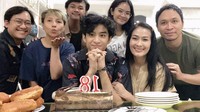 Selama menjadi penyanyi dangdut, gaya dan tingkah ibu dua anak ini memang selalu menarik perhatian netizen. Salah satunya gayanya saat kulineran bersama keluarga Foto: Instagram @isdadahlia