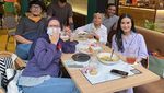 Gaya Iis Dahlia saat Nongkrong di Kafe Bareng Salsha dan Devano