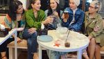 Gaya Iis Dahlia saat Nongkrong di Kafe Bareng Salsha dan Devano
