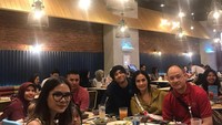 Iis Dahlia juga sering mengajak keluarganya untuk makan bareng di restoran. Bahkan terkadang ia juga mengajak saudara dan keponakannya untuk bergabung. Foto: Instagram @isdadahlia