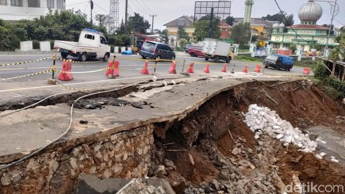 Jalur puncak ambles, kendaraan muatan berat dilarang melintas