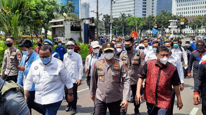 Kapolda Metro Jaya Irjen Fadil Imran temani massa buruh sampaikan petisi tolak UU Cipta Kerja ke MK