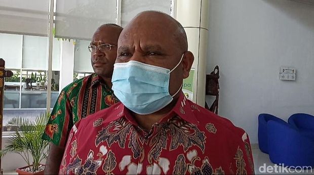 Kapolda Papua Irjen Mathius D Fakhiri melakukan pertemuan tertutup dengan para bupati pegunungan di Timika, Papua. Salah satu yang hadir ialah Bupati Intan Jaya Natalis Tabuni (Saiman/detikcom)