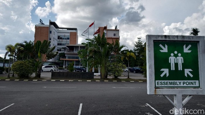 Kapolda Papua Irjen Mathius D Fakhiri melakukan pertemuan tertutup dengan para bupati pegunungan di Timika, Papua. Salah satu yang hadir ialah Bupati Intan Jaya Natalis Tabuni (Saiman/detikcom)