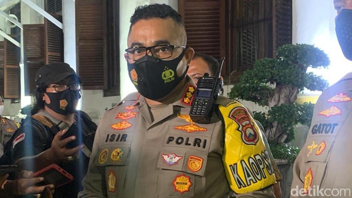 Kapolrestabes Surabaya Kombes Johnny Eddizon Isir