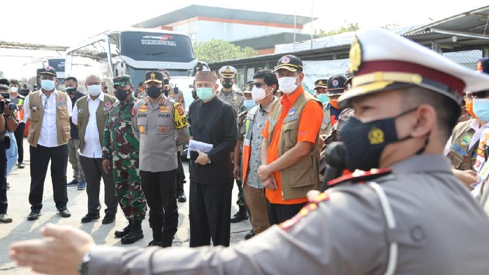 Kepala BNPB Doni Monardo tinjau pos penyekatan mudik di GT Palimanan