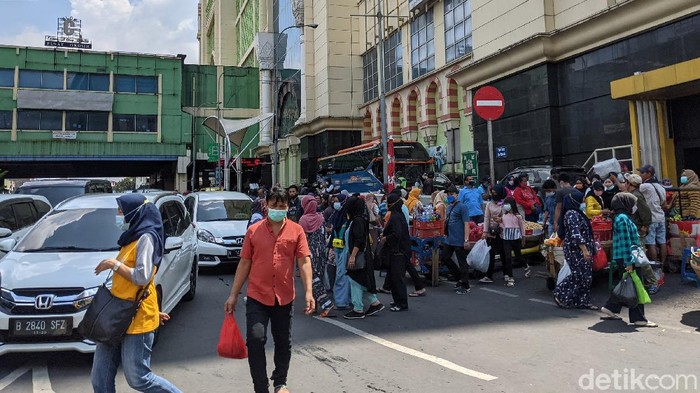 Keramaian di Pasar Tanah Abang Jakarta Warga memadati jalan di Pasar Tanah Abang, Sabtu (1/5/2021). Keramaian ini bertepatan dengan 2 pekan menjelang hari raya Idul Adha 2021. Selain itu, parkir roda dua di badan jalan (parkir on the street) turut memicu penyempitan jalan dan menyebabkan arus kendaraan tersendat. Pantauan kepadatan lalu lintas terlihat di Jl Mas Mansyur, depan Hotel Millenium dan Jalan Wahid Hasyim.