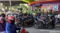 Banyak pengujung yang memarkir kendaraan roda dua di badan jalan (parkir on the street).