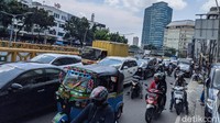 Parkir di bahu jalan memicu penyempitan dan menyebabkan arus kendaraan tersendat. 