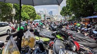 Ramainya pengunjung juga terlihat dari banyaknya kendaraan bermotor yang diparkir di kawasan pasar.