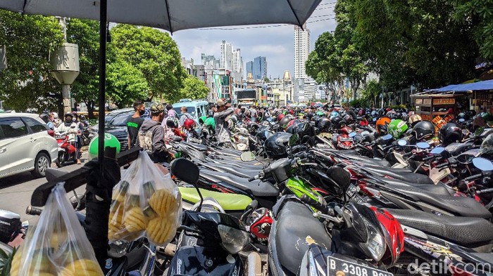 Warga memadati jalan di Pasar Tanah Abang, Sabtu (1/5/2021). Keramaian ini bertepatan dengan 2 pekan menjelang hari raya Idul Adha 2021. Selain itu, parkir roda dua di badan jalan (parkir on the street) turut memicu penyempitan jalan dan menyebabkan arus kendaraan tersendat. Pantauan kepadatan lalu lintas terlihat di Jl Mas Mansyur, depan Hotel Millenium dan Jalan Wahid Hasyim.