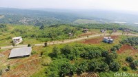 Di tengah perkebunan sawit itu, berdiri satu bangunan besar yang dikenal sebagai Cikidang Plantation Resort. Resor tersebut merupakan satu kesatuan dari kompleks besar Cikidang Plantation Estate milik Dhanny.