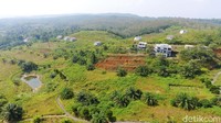 Bukit Algoritma memang terletak di tengah-tengah hamparan perkebunan sawit. Jadi, bisa dibilang proyek Silicon Valley ini nyempil di kebun sawit.