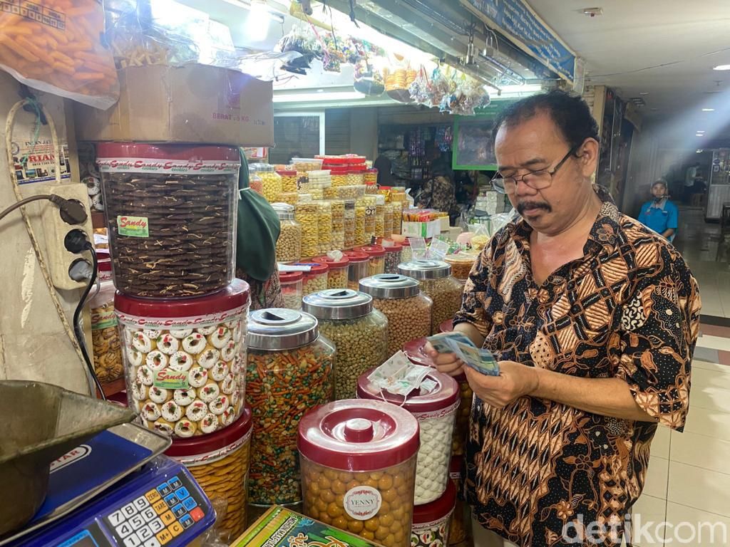 Kue Kering Murah Mulai Ramai Diburu di Pasar Mayestik Jelang Lebaran