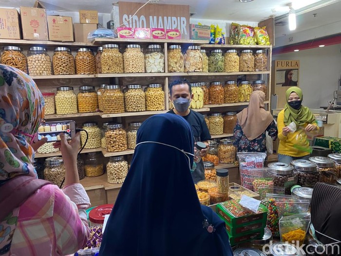 Kue Kering Murah Mulai Ramai Diburu di Pasar Mayestik Jelang Lebaran