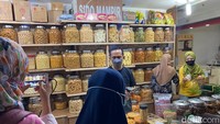 Di sini pembeli bisa mencicipi aneka kue atau cemilan sebelum dibeli. Kisaran harganya cukup terjangkau, modal Rp 20.000 sudah bisa beli keripik atau stik gabus seberat 250 gram. Foto: detikFood