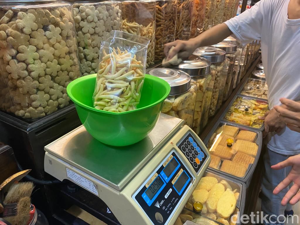 Kue Kering Murah Mulai Ramai Diburu di Pasar Mayestik Jelang Lebaran