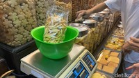 Berbelanja kue kering dan snack di Pasar Mayestik jelang Lebaran, pengunjung bisa lebih nyaman memilih kue dan mencicipinya. Sebelum menentukan pilihan. Bahkan bisa membawa stoples sendiri. Foto: detikFood