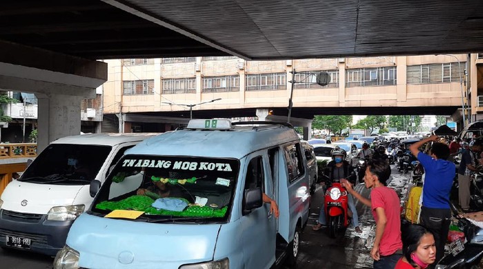 Lalin di Pusat Grosir Pasar Tanah Abang Sabtu (1/5/2021) sore macet