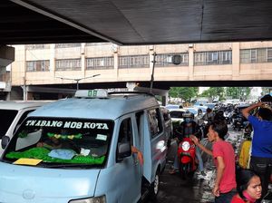 Jelang Buka Puasa, Lalu Lintas di Pasar Tanah Abang Macet!