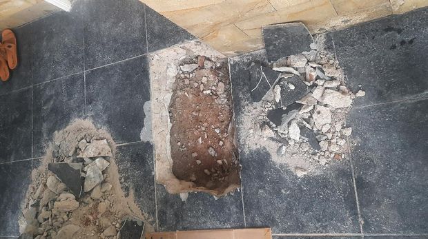 Lantai rumah warga di Kalideres, Jakbar yang sempat mengeluarkan panas 60 derajat Celsius