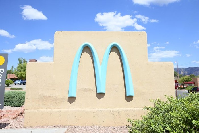 Logo McDonald’s Satu-satunya di Dunia yang Tidak Berwarna Kuning Logo McDonald’s Satu-satunya di Dunia yang Tidak Berwarna Kuning