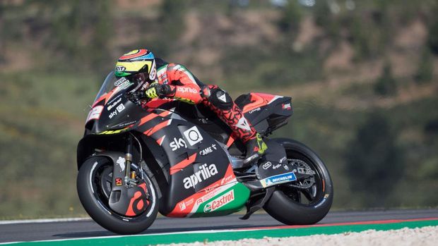 PORTIMAO, PORTUGAL - APRIL 16:  Lorenzo Salvadori of Italy and Aprilia Racing Team Gresini  heads down a straight during the MotoGP of Portugal - Free Practice at Autodromo Internacional Do Algarve on April 16, 2021 in Portimao, Portugal. (Photo by Mirco Lazzari gp/Getty Images)