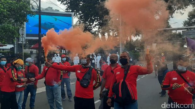 Massa buruh membubarkan diri dari Patung Kuda (Yogi Ernes/detikcom)