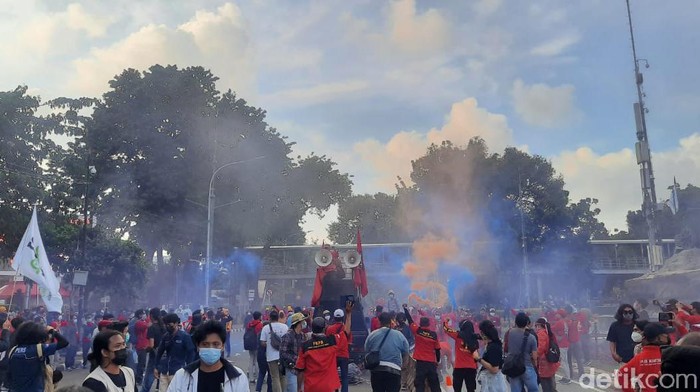 Massa buruh membubarkan diri dari Patung Kuda (Yogi Ernes/detikcom)