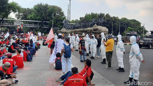 Massa buruh membubarkan diri dari Patung Kuda (Yogi Ernes/detikcom)