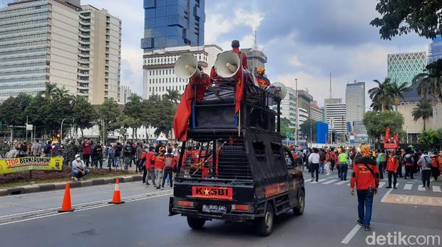 Massa buruh membubarkan diri dari Patung Kuda (Yogi Ernes/detikcom)