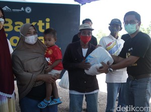 Hari Buruh, Pekerja Tambang Emas Banyuwangi Bagikan Bingkisan dan Santunan