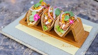 Untuk kudapannya, Ambar menghadirkan 3 elemen menu yaitu kudapan gurih (savoury), dessert Barat dan pastry, serta jajanan pasar Indonesia.