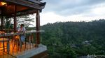 Menikmati Sunset dari Ambar at Mandapa Bali
