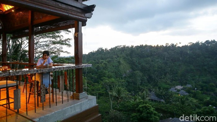 Kalau mau menikmati pemandangan sunset cantik di Ubud, Ambar di Mandapa Reserve bisa jadi pilihan. Tersedia ragam cocktail dan tapas khas Meksiko dan Peru di sini.