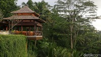 Tim Road Trip Jakarta-Bali with Electric Car Hyundai Ioniq kali ini menikmati matahari terbenam dari ketinggian.