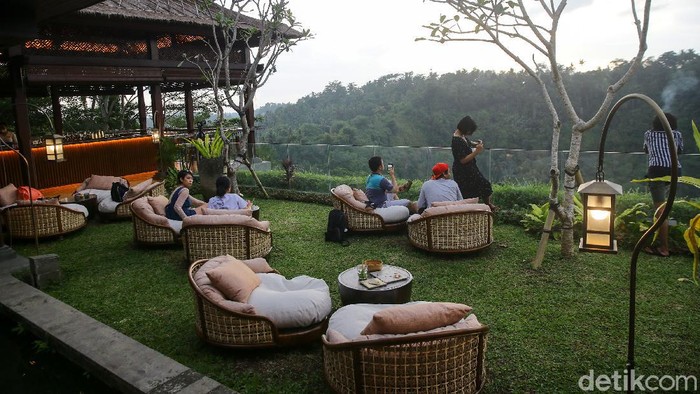 Menikmati Sunset Dari Ambar at Mandapa Kalau mau menikmati pemandangan sunset cantik di Ubud, Ambar di Mandapa Reserve bisa jadi pilihan. Tersedia ragam cocktail dan tapas khas Meksiko dan Peru di sini.