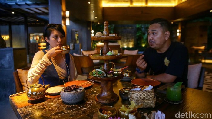 Menikmati Sunset Dari Ambar at Mandapa Kalau mau menikmati pemandangan sunset cantik di Ubud, Ambar di Mandapa Reserve bisa jadi pilihan. Tersedia ragam cocktail dan tapas khas Meksiko dan Peru di sini.
