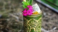 Semakin unik karena cocktail wantilan disajikan di gelas bambu handmade yang desainnya berupa ukiran barong.