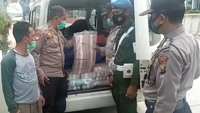 mobil angkut uang Rp 2,1 miliar