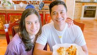 Begini momen kompak Adly dan sang istri saat masak bersama. Mereka berhasil bikin croissant lho! Foto: Instagram adlyfairuz
