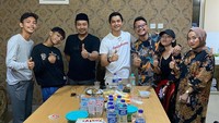 “Foto bareng sama teman-teman Hebat Karawang,” tulis ayah satu anak ini di keterangan foto. Mereka disuguhi beragam makanan enak di meja. Foto: Instagram adlyfairuz