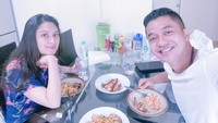 Makan nasi goreng bareng sang istri, Adly mengungkapkan rasa rindunya pada Angbeen Rishi. Saat itu ia tengah sibuk dengan kegiatan politik. Foto: Instagram adlyfairuz