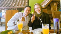 Tahun 2020 Adly sempat mencalonkan diri sebagai wakil bupati Karawang, namun tak berhasil. Di Karawang, begini momennya santap siang bareng bupati Karawang, Cellica Nurrachadiana. Foto: Instagram adlyfairuz