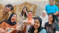 Adly sendiri sebenarnya sosok yang dekat dengan keluarga. Terlihat dari foto ini ketika ia merayakan ulang tahun bersama keluarga intinya. Foto: Instagram adlyfairuz