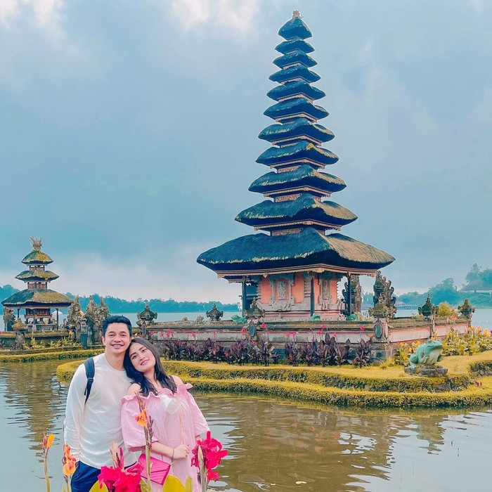 Momen Manis Adly Fairuz Saat Makan Bareng Istri dan Keluarga Momen Manis Adly Fairuz Saat Makan Bareng Istri dan Keluarga