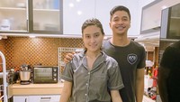 Bukti lain kalau mereka hobi masak. Adly membantu sang istri membuat kolak biji salak. Yummy! Foto: Instagram adlyfairuz