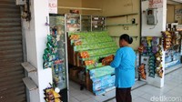 Pedagang menata dagangannya di Terminal Tipe A Jati, Kudus, Sabtu (1/5/2021). 