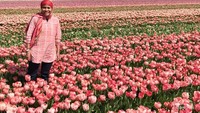 Berpose sejenak di ladang tulip.